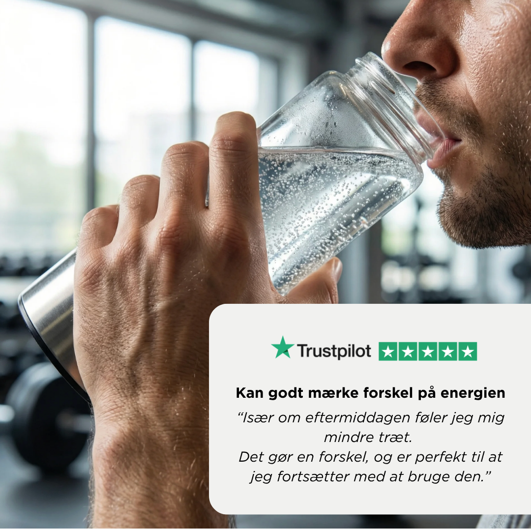 Person med Soullix HYDRIX flaske i en rolig hverdagsrutine